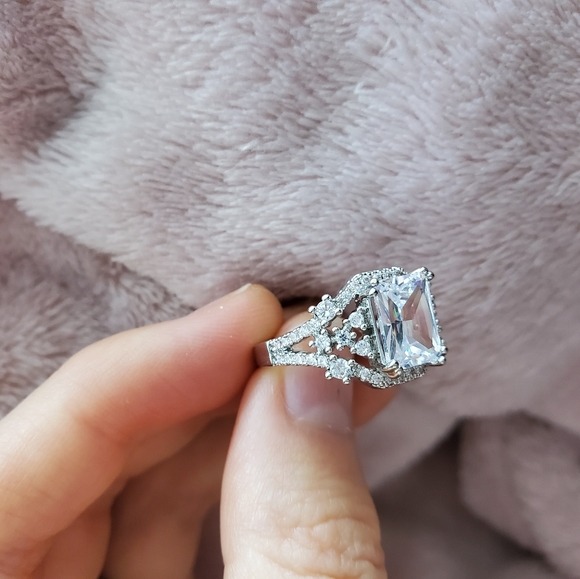 Gorgeous White Topaz Wedding Engagement Ring - Picture 2 of 8